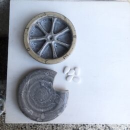 uge pilleæske m. 7 rum: M, T, osv håndlavet i stentøjsler