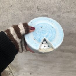 Håndlavet keramik pilleæske m. 7 rum: M, T, O osv