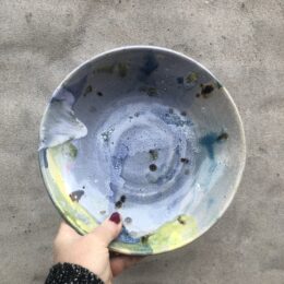 `farvefornemmelser` unik skål / fad. Håndlavet keramik i stentøjsler. og glaseret som et maleri.