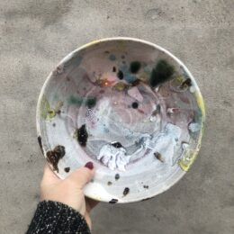 `farveglad` unik skål. Håndlavet og glaseret som et maleri.