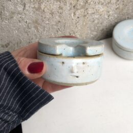 Håndlavet keramik pilleæske m. 7 rum: M, T, O osv. lyseblå (lille bitte)