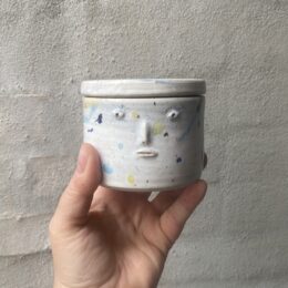 håndlavet  stentøjs lågkrukke, perfekt til opbevaring af marmelade eller andet ? unika keramik. Unik glasering.