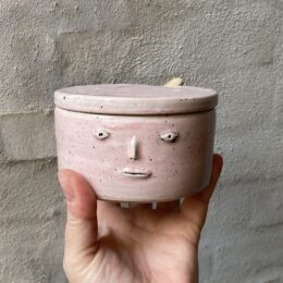 håndlavet stentøjs lågkrukke, perfekt til opbevaring af marmelade eller andet ? unika keramik. Unik glasering.