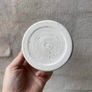 `whiskey ` kop. håndlavet keramik. Håndlavet og modeleret i porcelænsler. levende og unik glasur.