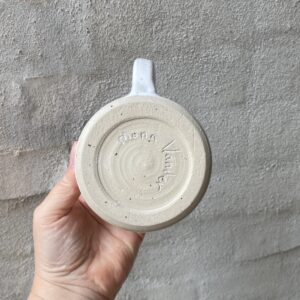 titel: `minimal` unika håndlavet keramik kop med ansigt. Håndlavet og modeleret i stentøjsler. glaseret simpel hvid. Ansigtskop.