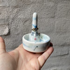 Smykkeskål. Lille håndlavet porcelæn skål med dims til ringe, og i skålen øreringe eller halskæde eller lign. Til badeværelset eller natbordet. unika keramik. Unik skål og glasering.