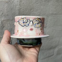 kop unik i glasur og form. Håndlavet og drejet keramik. unik kop med ansigt. Ansigtskop. porcelænskop.