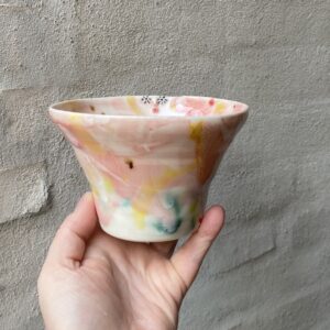 kop unik i glasur og form. ret skæv og unik i det. Håndlavet og drejet keramik. unik kop med ansigt. Ansigtskop. porcelænskop.