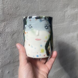 kop unik i glasur og form. Håndlavet og drejet keramik. unik kop med ansigt. Ansigtskop. porcelænskop.