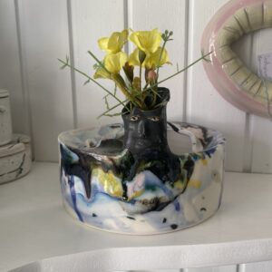 Vase/skulptur. unik i glasur og form. vildt skæv og unik . Håndlavet og drejet keramik. unik kande med ansigt. porcelæn.