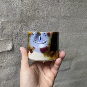 kop unik i glasur. Håndlavet og drejet keramik. unik kop med ansigt. Ansigtskop. porcelænskop.