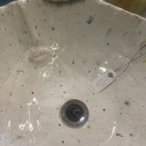 Håndvask lavet i robust stentøjsler. Unik håndlavet keramikvask. unik glasur med forskellige farver - konfetti glasering.