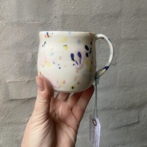 konfetti kop. 300 ml. farverig glasur . Håndlavet.