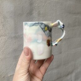 `krøllet og særlig glasur` unik kop. håndlavet keramik. Håndlavet og modeleret i porcelænsler. levende glasur og form. snoet hank.