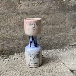flaske med låg, som er en kop også. (skulptur) Håndlavet i porcelænsler. Vodka min hele dagen.