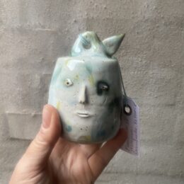 frugt bjælde. `at give en lille lyd fra sig`sådan lidt julepynt agtig. Hånddrejet stentøj. og unik glasering. en lille lerkugle indeni, så bjælden har en lille lyd.