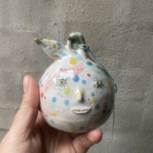 frugt bjælde. `nuttet og buttet`sådan lidt julepynt agtig. Hånddrejet stentøj. og unik glasering. en lille lerkugle indeni, så bjælden har en lille lyd.