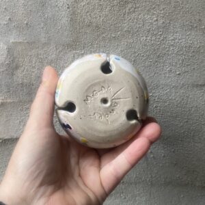 frugt bjælde. `nuttet og buttet`sådan lidt julepynt agtig. Hånddrejet stentøj. og unik glasering. en lille lerkugle indeni, så bjælden har en lille lyd.