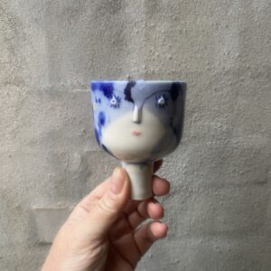 flaske med låg, som er en kop også. (skulptur) Håndlavet i porcelænsler. Vodka min hele dagen. Kan også være en vandflaske.