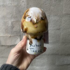 svamp bjælde. `frøken toxic`sådan lidt julepynt agtig. Hånddrejet i porcelænsler. og unik glasering. en lille lerkugle indeni, så bjælden har en lille lyd. porcelænssvamp.