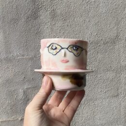 kop unik og skæv i glasur og form. Håndlavet og drejet keramik. unik kop med ansigt. Ansigtskop. porcelænskop.
