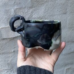 `krøllet og særlig glasur` unik kop. håndlavet keramik. Håndlavet og modeleret i porcelænsler. levende glasur og form. snoet hank.