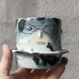kop unik i glasur og form. Håndlavet og drejet keramik. Lille personlighed. unik kop med ansigt. Ansigtskop. porcelænskop.