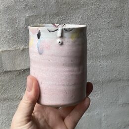 `en sleeping beauty kop `unika håndlavet keramik kop med ansigt. Håndlavet og modeleret i stentøjsler. glaseret i flere farver. Ansigtskop. kopper.