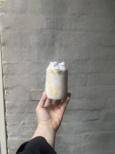 mælkekande unik i glasur og form. Håndlavet og drejet keramik. Lille personlighed. unik kande med ansigt.