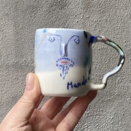 Lillebitte kop unik. Håndlavet og drejet keramik. Lille personlighed. unik kop med ansigt og tegning og tekst. Ansigtskop. porcelænskop. kopper.