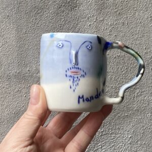 Lillebitte kop unik. Håndlavet og drejet keramik. Lille personlighed. unik kop med ansigt og tegning og tekst. Ansigtskop. porcelænskop. kopper.