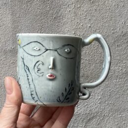 Lillebitte kop unik. Håndlavet og drejet keramik. Lille personlighed. unik kop med ansigt og tegning og tekst. Ansigtskop. porcelænskop. kopper.