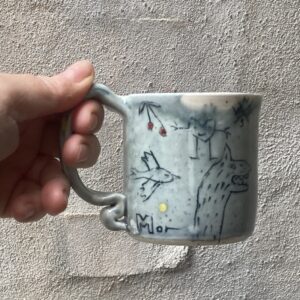 Lillebitte kop unik. Håndlavet og drejet keramik. Lille personlighed. unik kop med ansigt og tegning og tekst. Ansigtskop. porcelænskop.