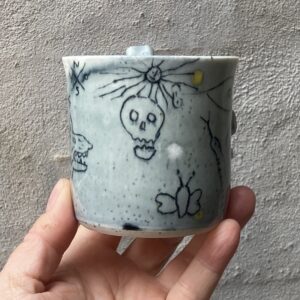 Lillebitte kop unik. Håndlavet og drejet keramik. Lille personlighed. unik kop med ansigt og tegning og tekst. Ansigtskop. porcelænskop.