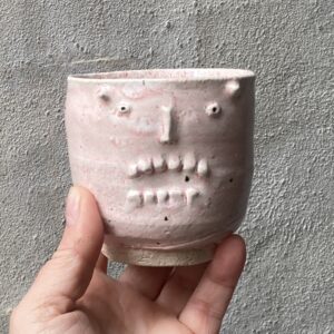 `grrrr kop ` med horn også. unika håndlavet keramik kop med ansigt. Håndlavet og modeleret i stentøjsler. glaseret `sart` lyserød. Ansigtskop.