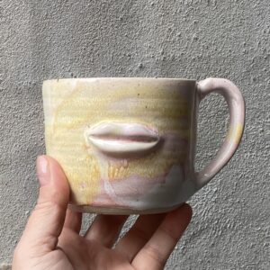 unika håndlavet keramik kop med ansigt. Håndlavet og modeleret i stentøjsler. glaseret i `sarte` glasurer. Ansigtskop. kopper.