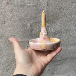 Smykkeskål. Lille håndlavet porcelæn skål med dims til ringe, og i skålen øreringe eller halskæde eller lign. Til badeværelset eller natbordet. unika keramik. Unik skål og glasering.