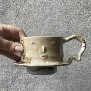 `stablekop` Helt særlig i sin form. unika håndlavet keramik kop med ansigt. Håndlavet og modeleret i stentøjsler. `levende`og unik glasur. Ansigtskop kopper.