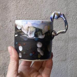 Lille kop unik. Håndlavet og drejet i porcelænsler. keramik. unik kop med særlig glasering. porcelænskop.