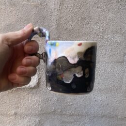 Lille kop unik. Håndlavet og drejet i porcelænsler. keramik. unik kop med særlig glasering. porcelænskop.