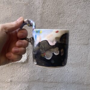 Lille kop unik. Håndlavet og drejet i porcelænsler. keramik. unik kop med særlig glasering. porcelænskop.