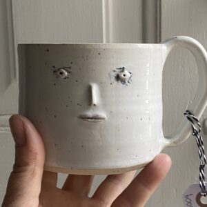 unika håndlavet keramik kop med ansigt. Håndlavet og modeleret i stentøjsler. glaseret i simpel hvid og lidt vild glasurer inden i. Ansigtskop.