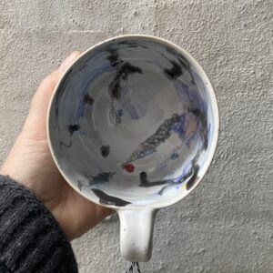 unika håndlavet keramik kop med ansigt. Håndlavet og modeleret i stentøjsler. glaseret i simpel hvid og lidt vild glasurer inden i. Ansigtskop.