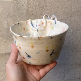 unika skål. håndlavet drejet i porcelæn. Glasur på porcelænsler Lille skulptur - skål. med lille ansigt. evt til salat, eller slik eller ?