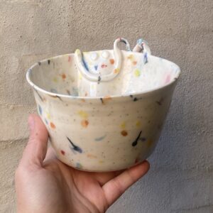 unika skål. håndlavet drejet i porcelæn. Glasur på porcelænsler Lille skulptur - skål. med lille ansigt. evt til salat, eller slik eller ?