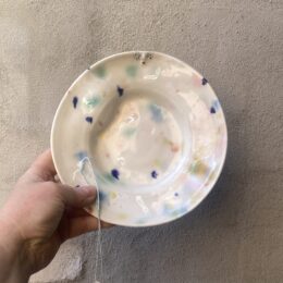 unika talerken. håndlavet drejet i porcelæn. Glasur på porcelænsler Lille skulptur - skål. med lille ansigt. evt til smykker, eller slik eller andet ?
