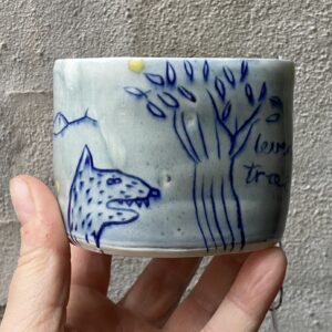 Lille kop unik. Håndlavet og drejet i porcelænsler. keramik. unik kop tegning. porcelænskop. kopper