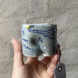 Lille kop unik. Håndlavet og drejet i porcelænsler. keramik. unik kop tegning. porcelænskop.