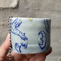 Lille kop unik. Håndlavet og drejet i porcelænsler. keramik. unik kop tegning. porcelænskop.