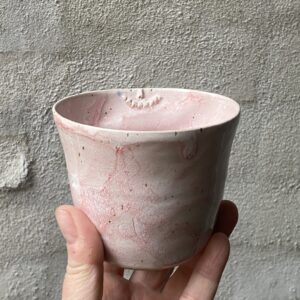 unika håndlavet keramik kop med ansigt. Håndlavet og modeleret i stentøjsler. glaseret `sart` lyserød. Ansigtskop. kopper